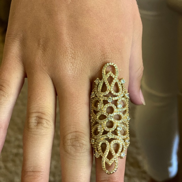 Beautiful gold finger ring with intricate details - Picture 2 of 2